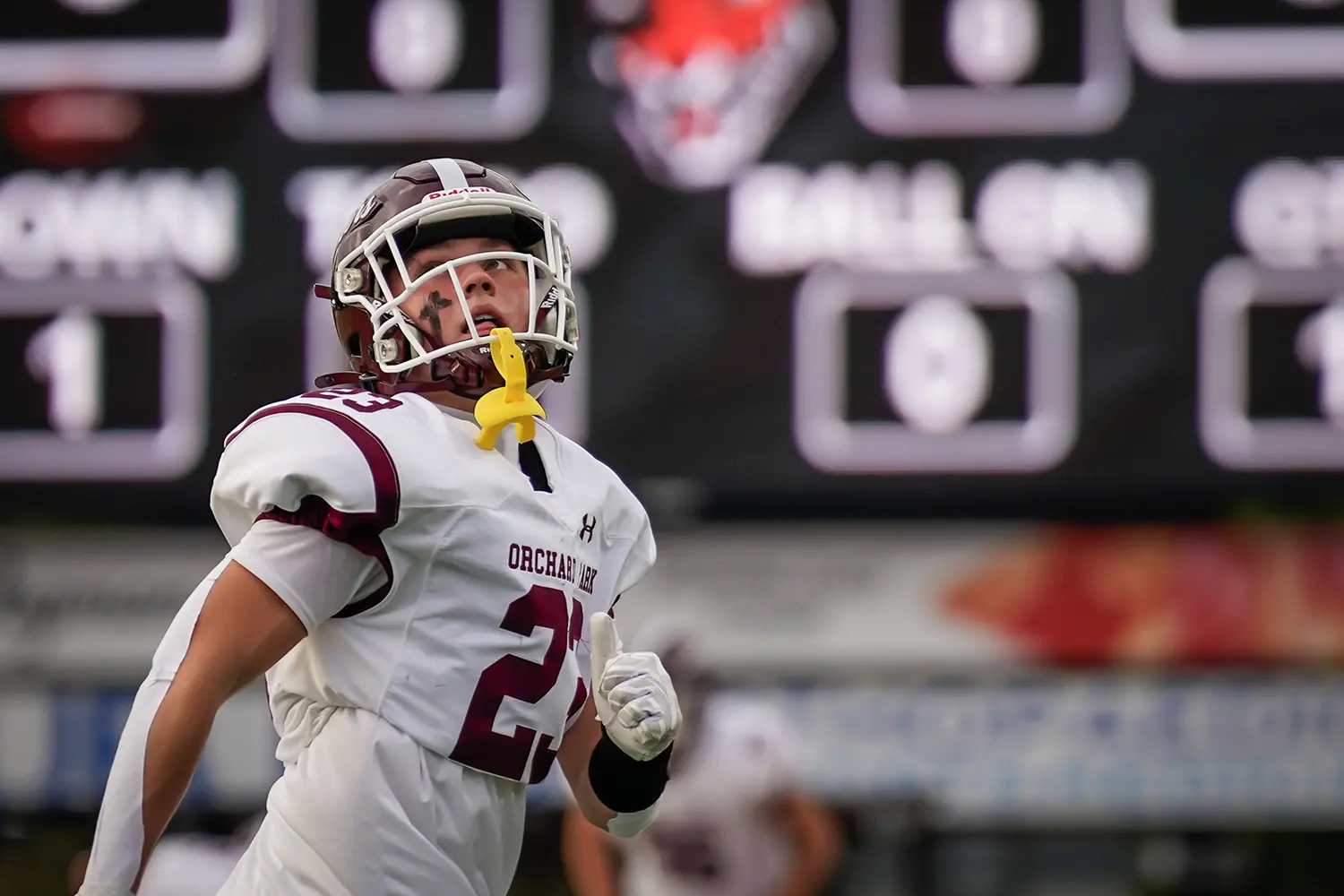 OP player looking up for the ball